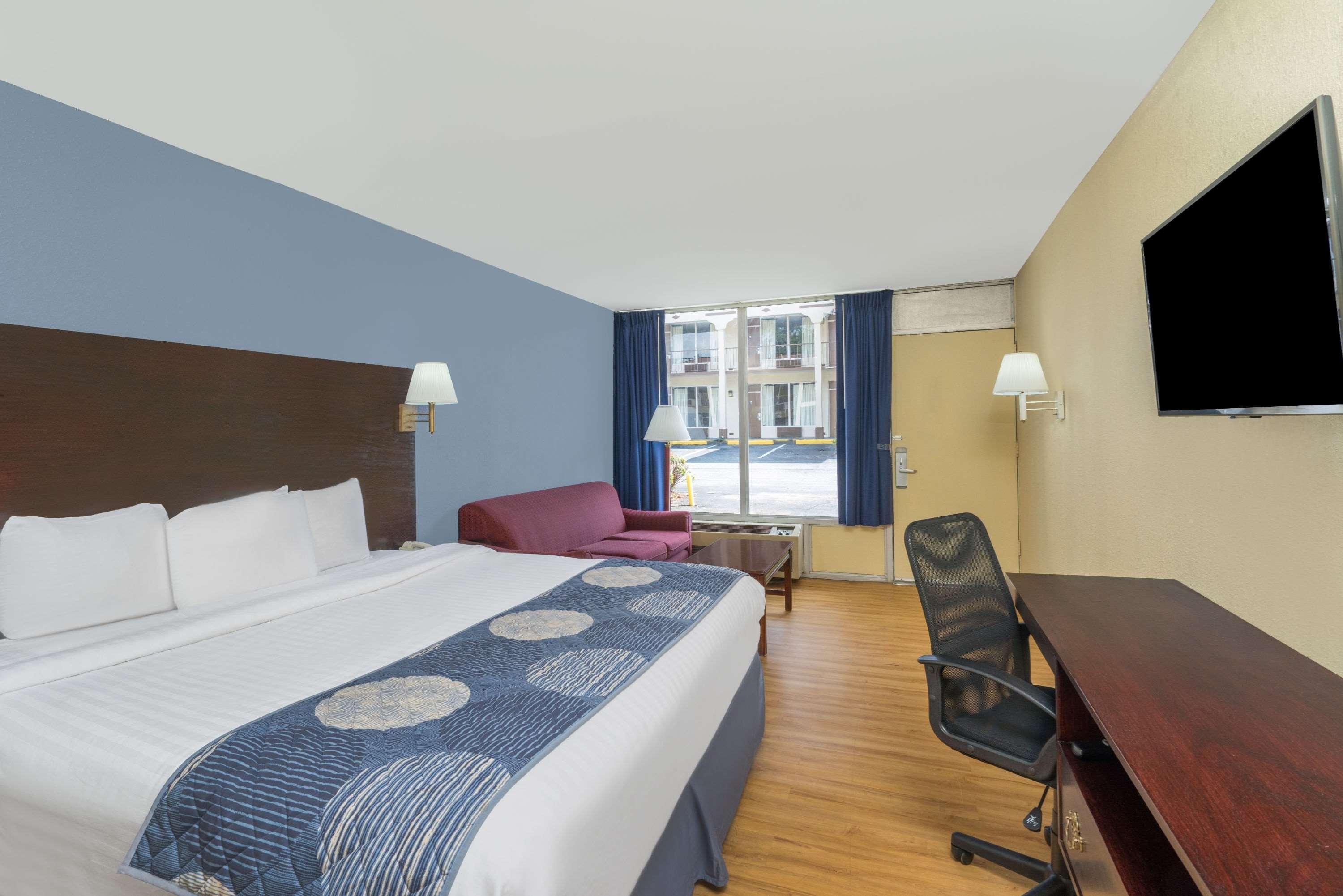 Days Inn By Wyndham Стейтсвил Екстериор снимка
