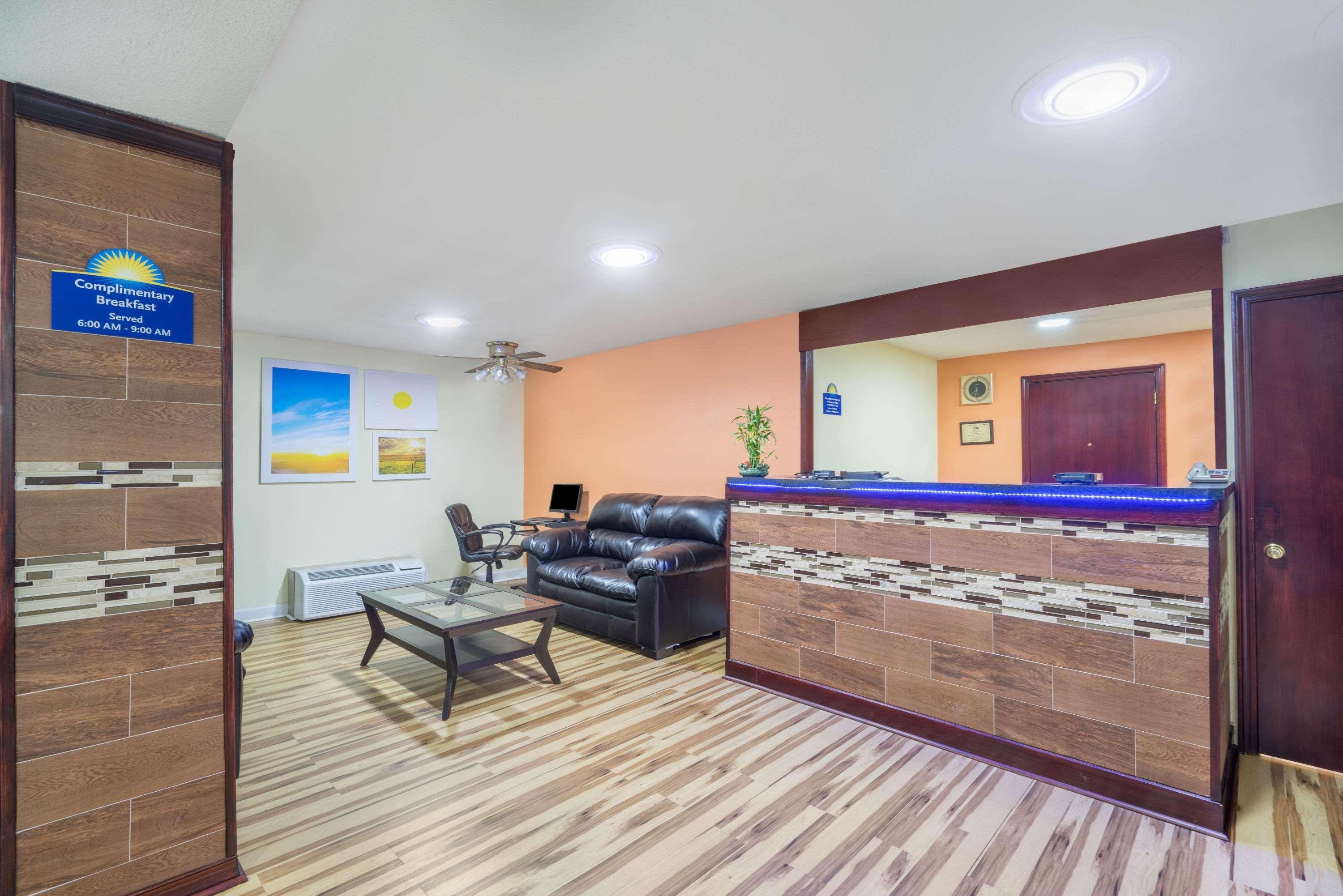 Days Inn By Wyndham Стейтсвил Екстериор снимка