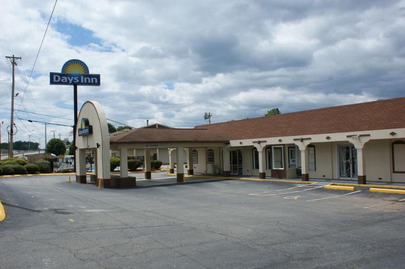 Days Inn By Wyndham Стейтсвил Екстериор снимка