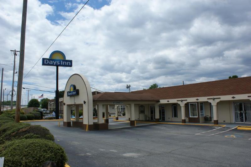 Days Inn By Wyndham Стейтсвил Екстериор снимка