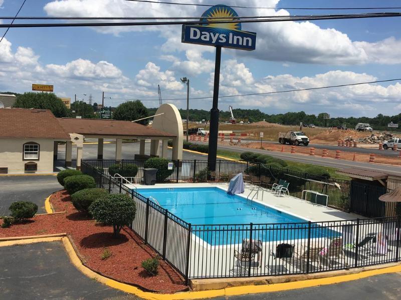 Days Inn By Wyndham Стейтсвил Екстериор снимка