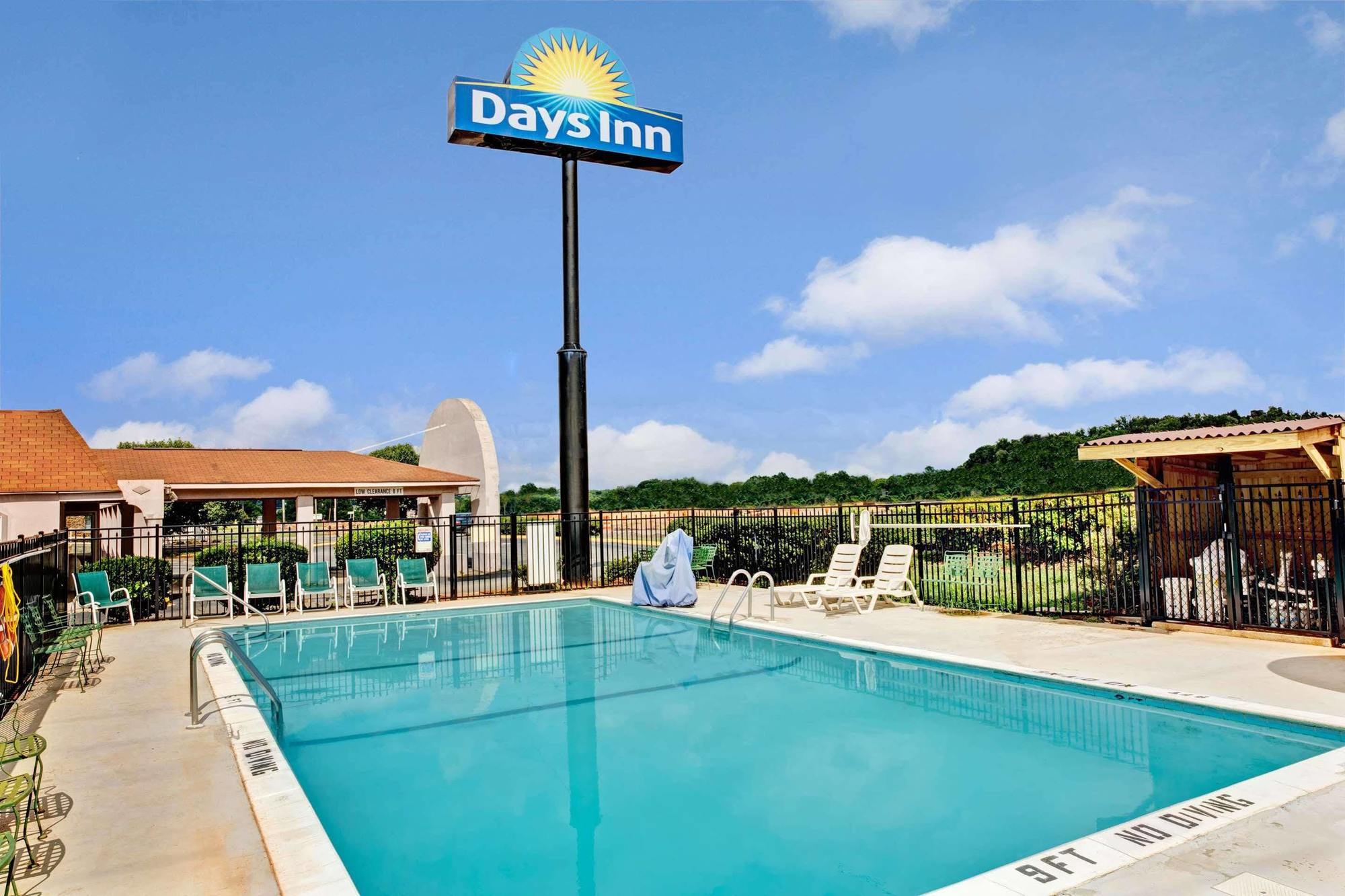 Days Inn By Wyndham Стейтсвил Екстериор снимка