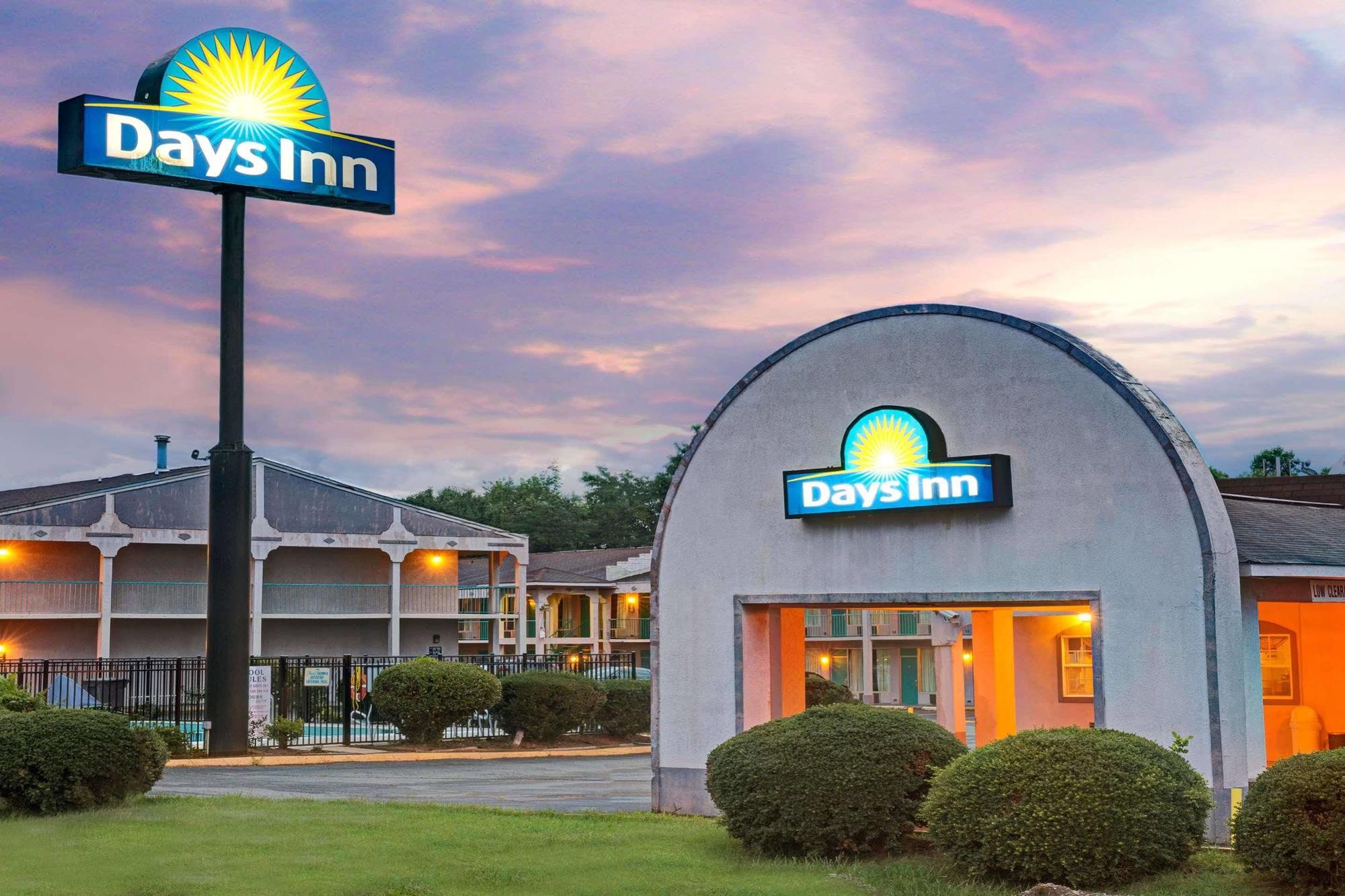Days Inn By Wyndham Стейтсвил Екстериор снимка